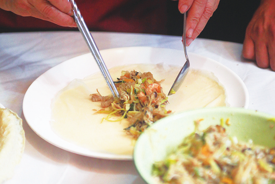 平潭：端午盛宴煎面饼 混搭美味卷起来