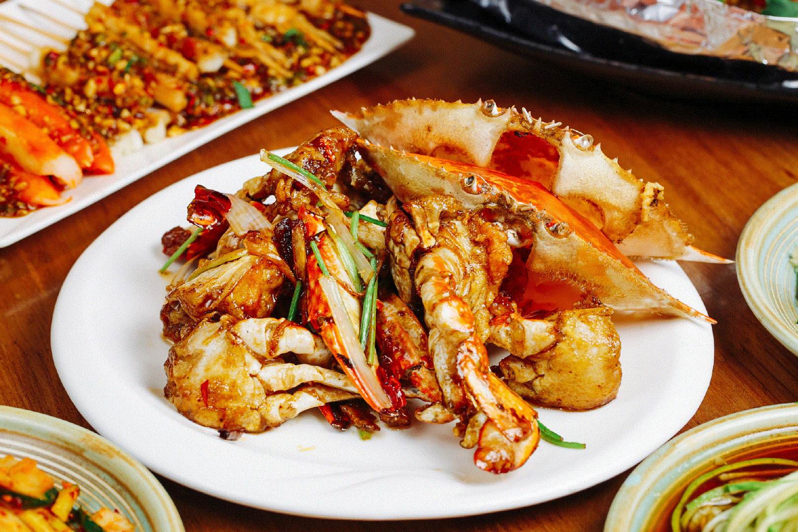 平潭海鲜名菜丨避风塘炒辣蟹：一身白衣入油海，半盘珍馐上桌来